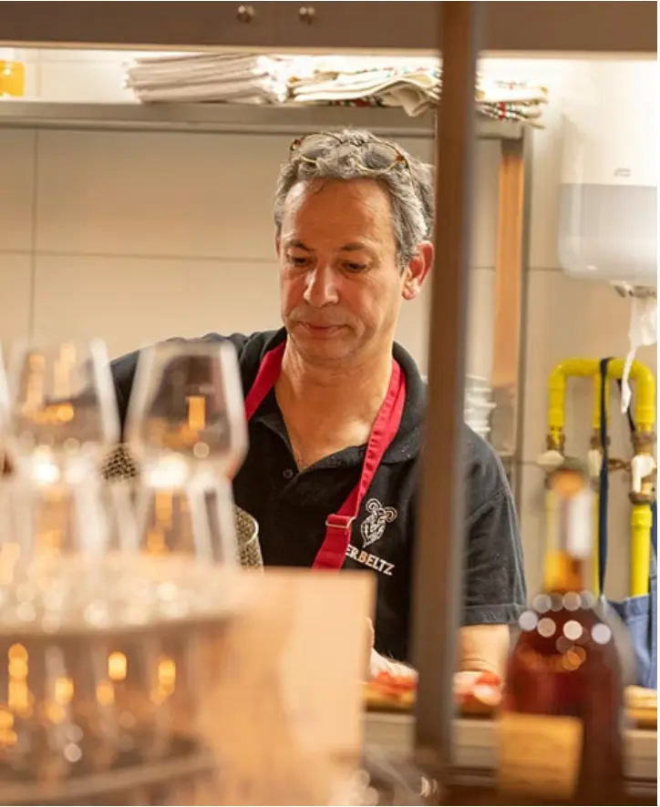 Christophe Dardy, fondateur du Bistro Kantxa, derrière le comptoir