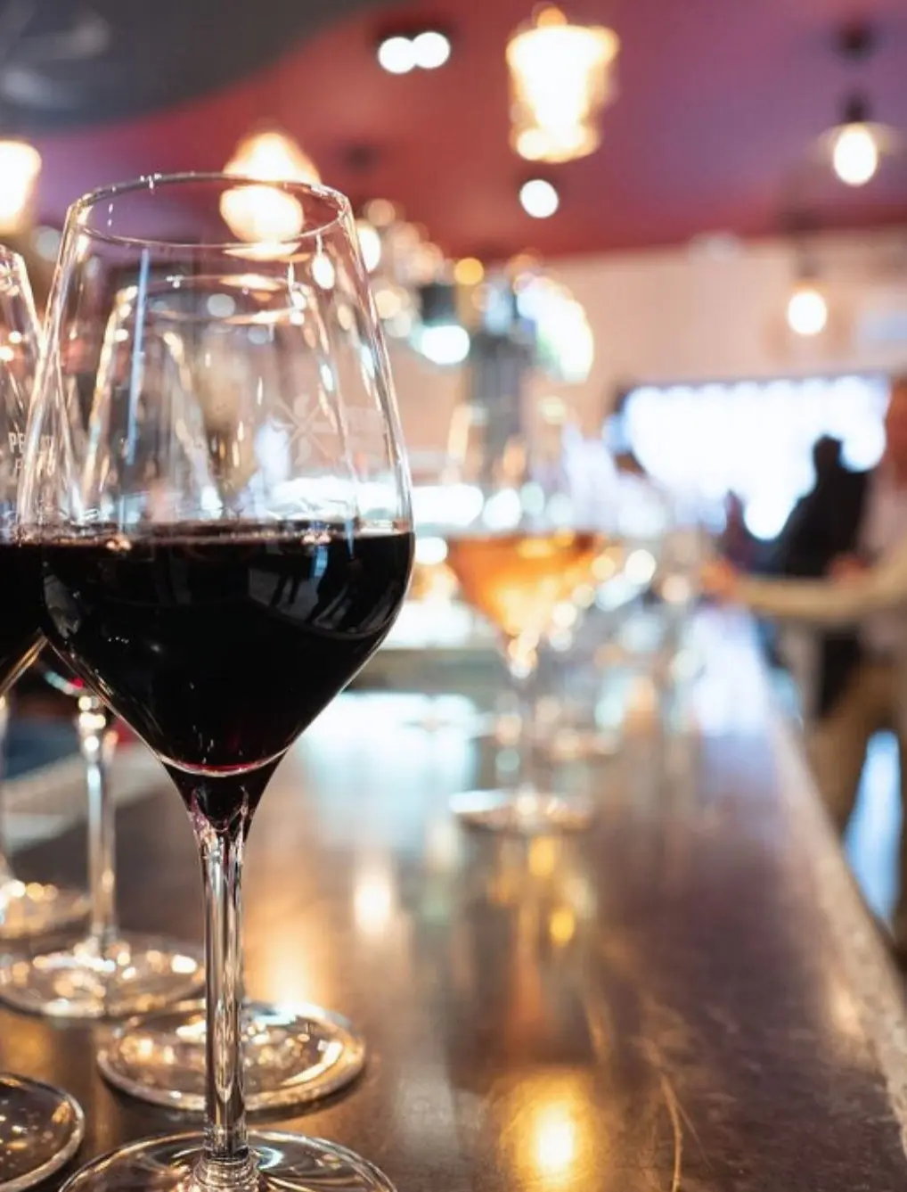 Verre de vin rouge servi au Bistro Kantxa