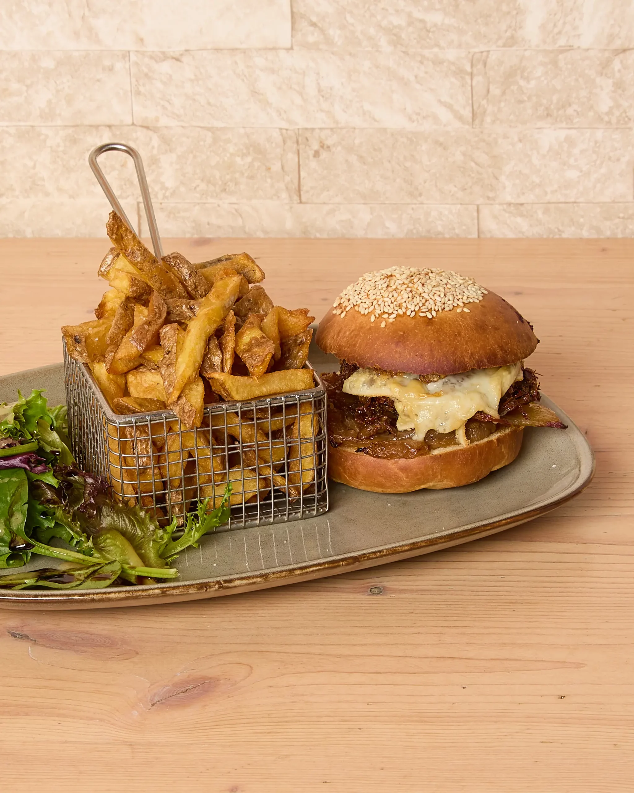 Burger basque au bœuf local, fromage de brebis et piment d’Espelette