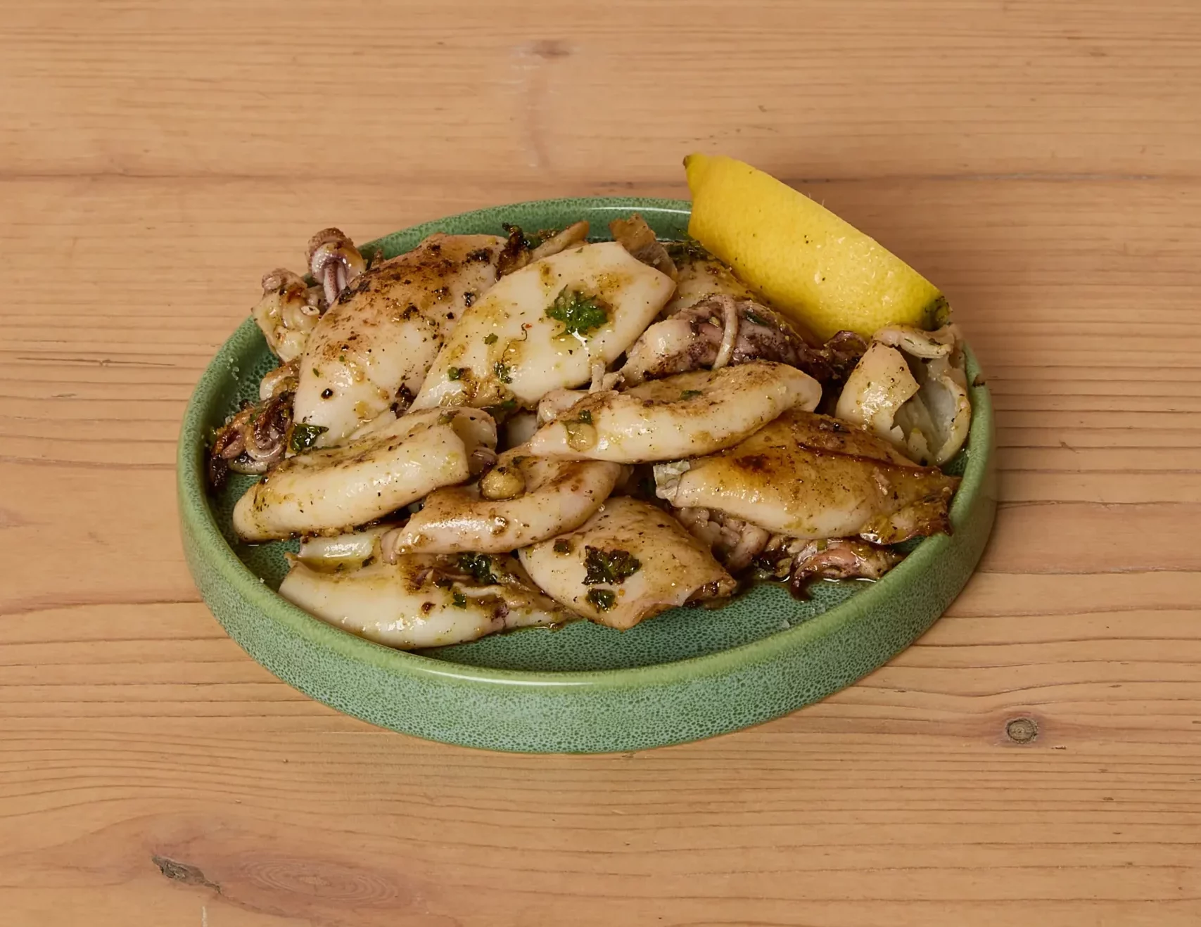 Chipirons grillés à la plancha, servis avec persillade et citron