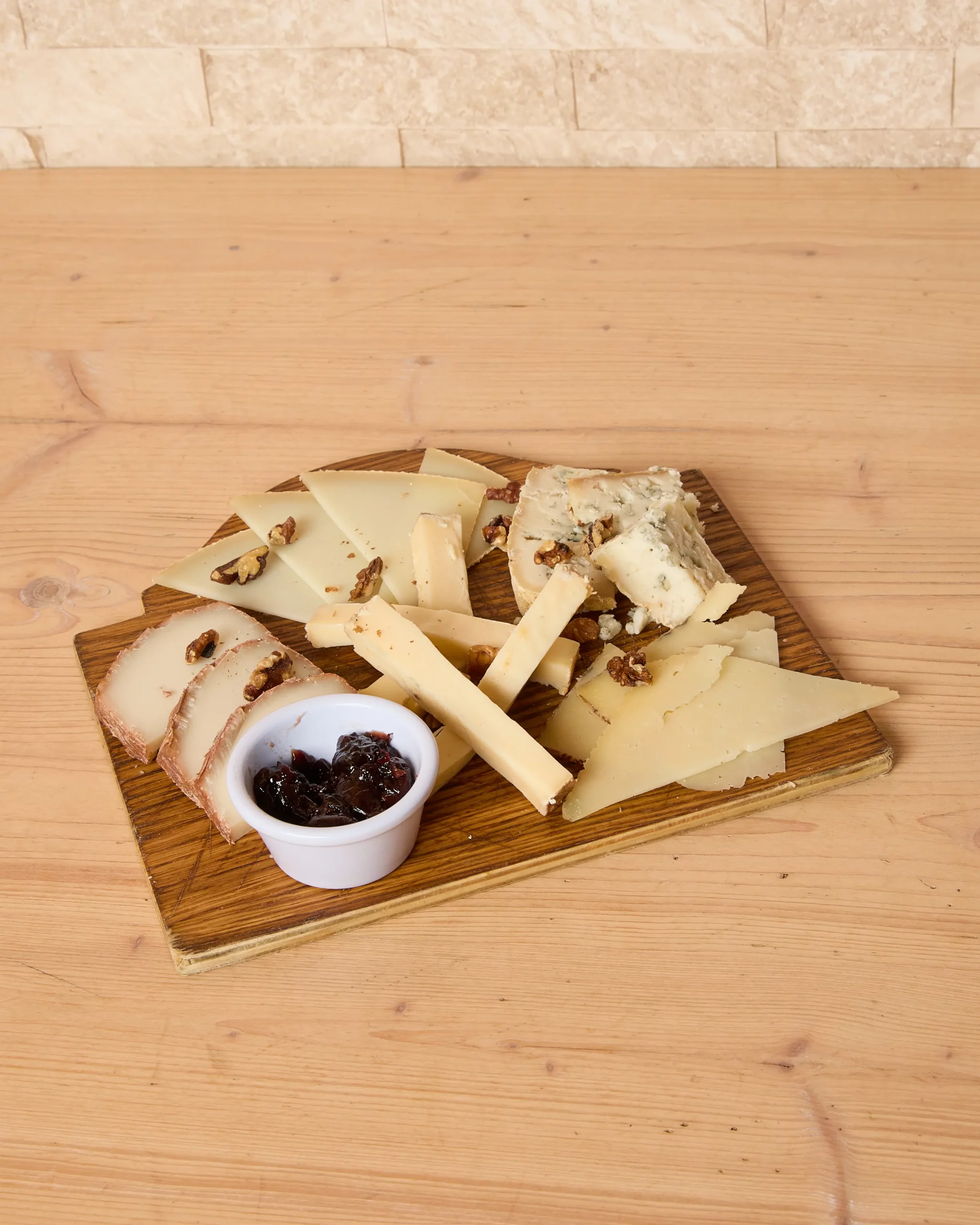 Assortiment de fromages basques avec confiture de cerises noires