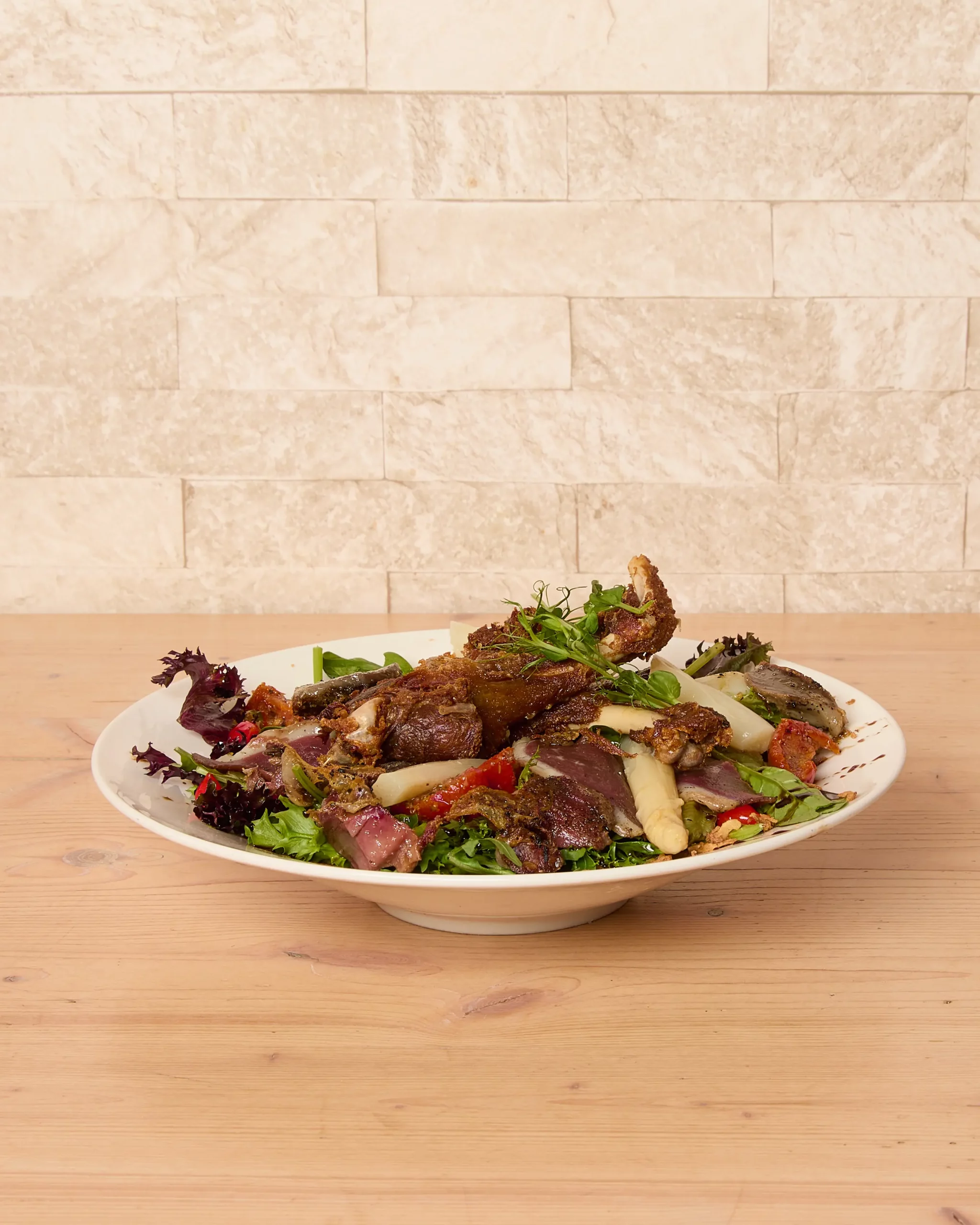 Salade landaise au magret fumé, gésiers et foie gras