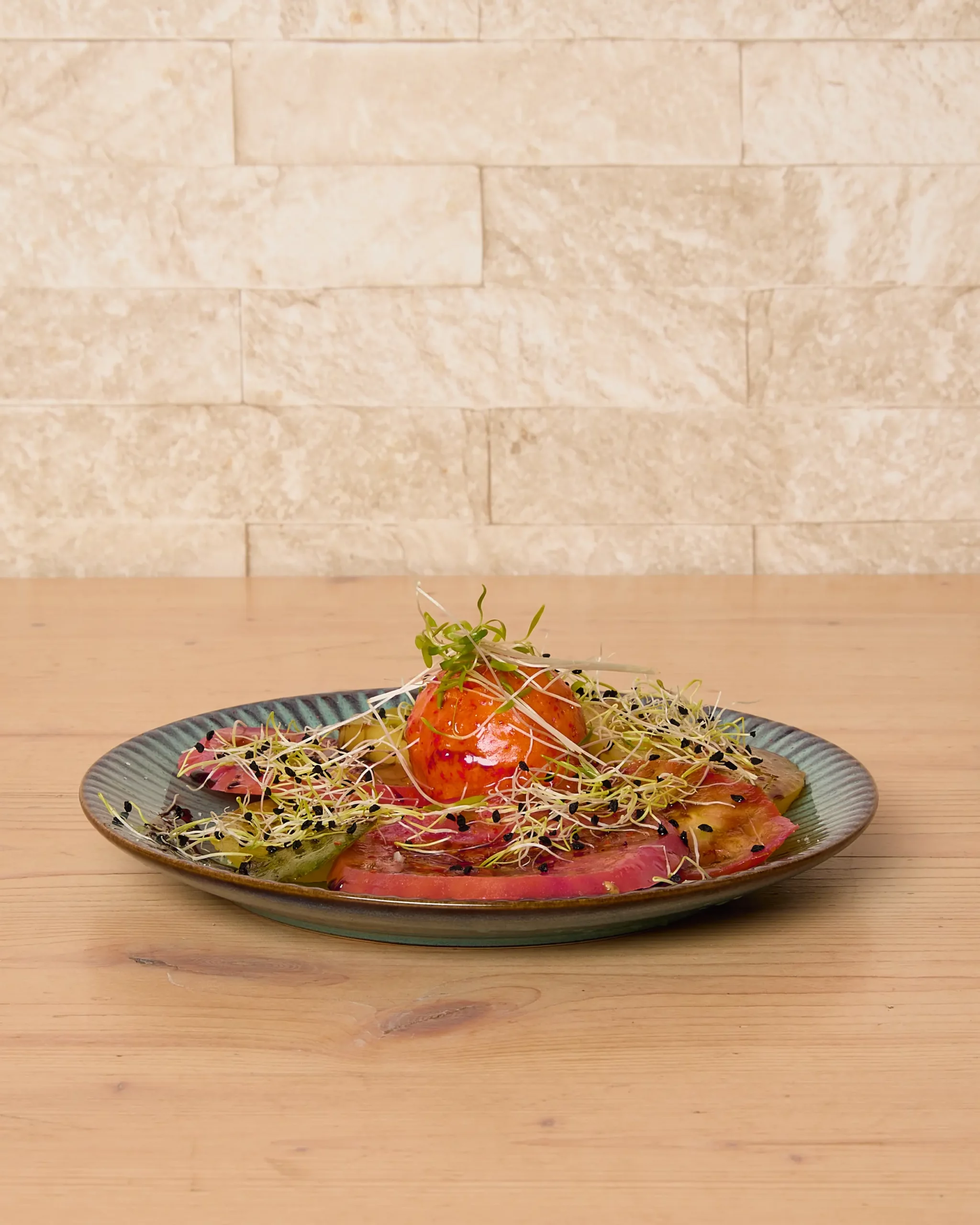 Salade fraîche avec sorbet tomate-basilic et légumes de saison