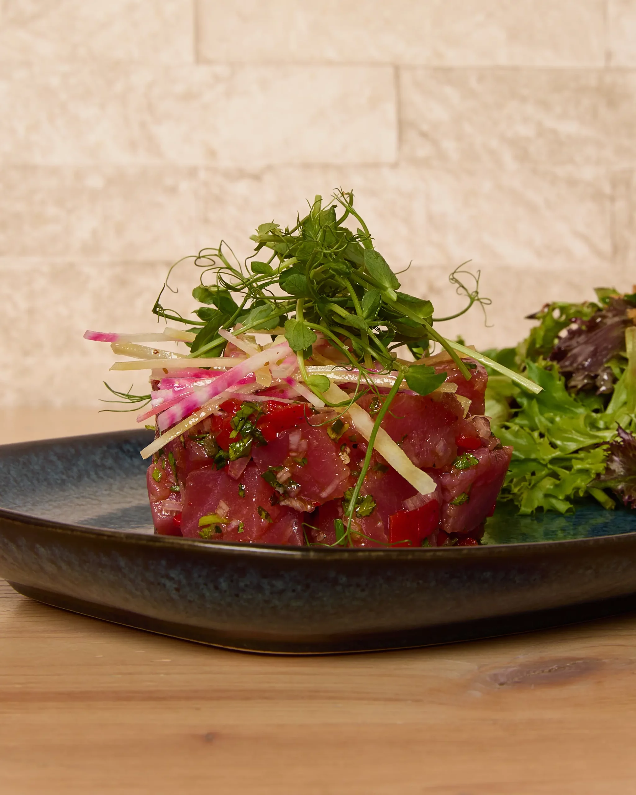 Tartare de thon frais façon basque, assaisonné au citron et piment doux